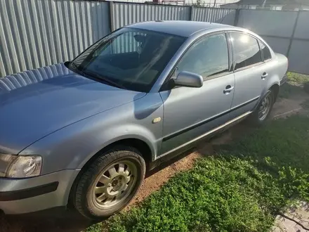 Volkswagen Passat 1997 года за 1 800 000 тг. в Уральск – фото 2