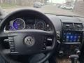 Volkswagen Touareg 2008 года за 6 600 000 тг. в Костанай – фото 12
