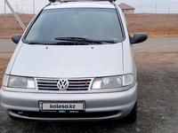 Volkswagen Sharan 1997 года за 2 000 000 тг. в Уральск