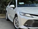 Toyota Camry 2018 года за 12 950 000 тг. в Костанай – фото 2