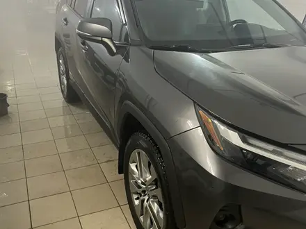 Toyota RAV4 2022 года за 20 600 000 тг. в Актобе – фото 14