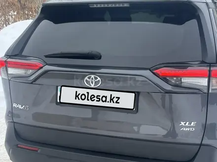Toyota RAV4 2022 года за 20 600 000 тг. в Актобе – фото 2