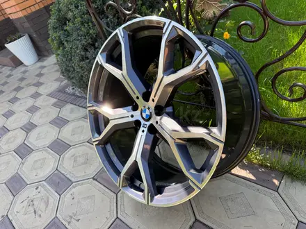 БУ оригинальные диски R21 BMW 741-Style для BMW X5 (G05), BMW X6 (G06) за 555 000 тг. в Алматы – фото 3