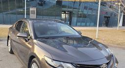 Toyota Camry 2021 года за 13 800 000 тг. в Алматы – фото 2