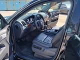 Volkswagen Touareg 2008 года за 8 000 000 тг. в Астана – фото 2