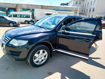 Volkswagen Touareg 2008 года за 8 000 000 тг. в Астана – фото 4