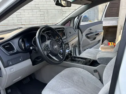 Kia Carnival 2017 года за 10 450 000 тг. в Алматы – фото 14