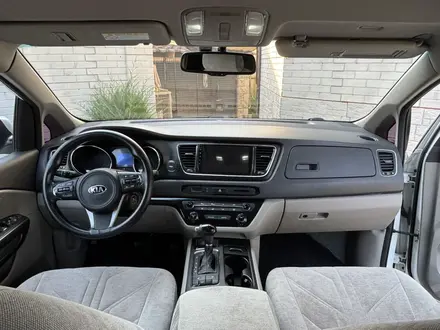 Kia Carnival 2017 года за 10 450 000 тг. в Алматы – фото 15