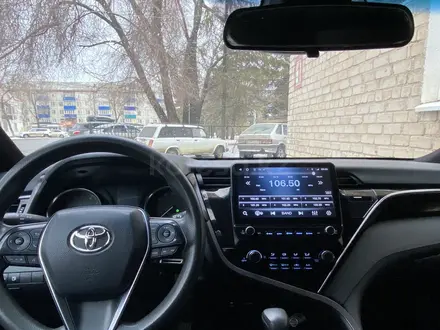 Toyota Camry 2018 года за 10 250 000 тг. в Уральск – фото 2