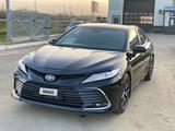 Toyota Camry 2018 года за 10 250 000 тг. в Уральск – фото 3