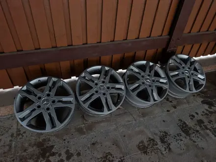 Комплект Mercedes Gelandewagen Литые диски R18 с датчиками за 280 000 тг. в Алматы – фото 2