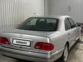 Mercedes-Benz E 230 1998 года за 2 400 000 тг. в Павлодар – фото 2