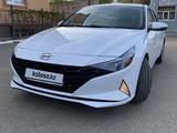 Hyundai Elantra 2022 года за 9 300 000 тг. в Уральск – фото 2