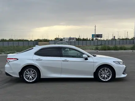 Toyota Camry 2019 года за 13 000 000 тг. в Атырау – фото 3