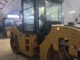 CAT  Каток CAT CB10 асфальтовый вибрационный 2021 года за 44 000 000 тг. в Усть-Каменогорск – фото 2