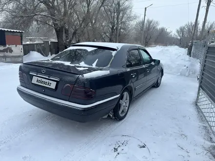 Mercedes-Benz E 280 1997 года за 3 300 000 тг. в Караганда – фото 2