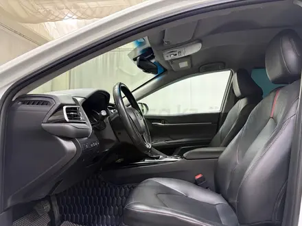 Toyota Camry 2020 года за 13 600 000 тг. в Алматы – фото 12