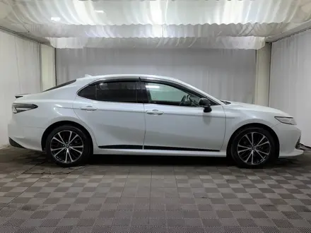 Toyota Camry 2020 года за 13 600 000 тг. в Алматы – фото 17