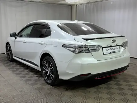 Toyota Camry 2020 года за 13 600 000 тг. в Алматы – фото 2
