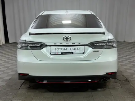Toyota Camry 2020 года за 13 600 000 тг. в Алматы – фото 4