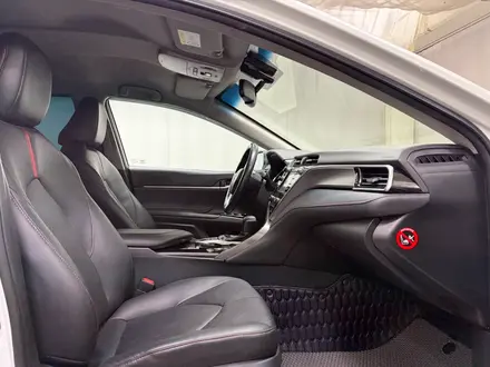 Toyota Camry 2020 года за 13 600 000 тг. в Алматы – фото 6