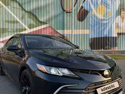 Toyota Camry 2021 года за 14 500 000 тг. в Алматы – фото 2