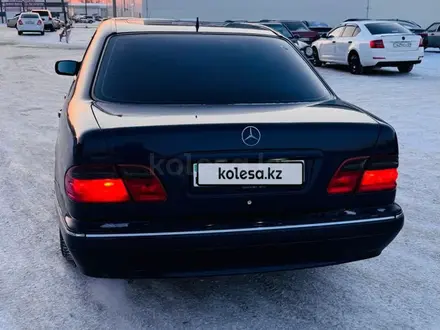 Mercedes-Benz E 320 2000 года за 3 600 000 тг. в Караганда – фото 2