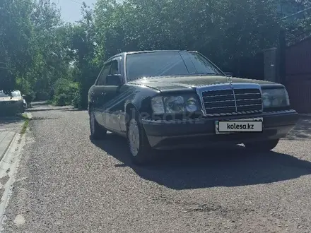 Mercedes-Benz E 220 1993 года за 2 570 000 тг. в Алматы – фото 2