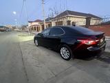 Toyota Camry 2020 года за 7 700 000 тг. в Атырау – фото 2