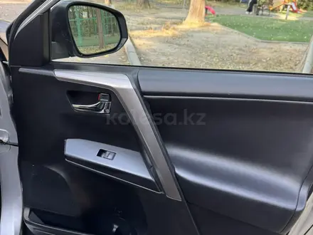 Toyota RAV4 2019 года за 11 450 000 тг. в Алматы – фото 27