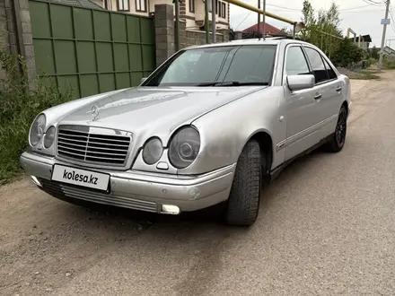 Mercedes-Benz E 320 1998 года за 2 099 000 тг. в Алматы – фото 2