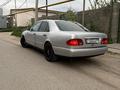 Mercedes-Benz E 320 1998 года за 2 099 000 тг. в Алматы – фото 4