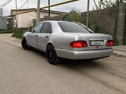 Mercedes-Benz E 320 1998 года за 2 099 000 тг. в Алматы – фото 4