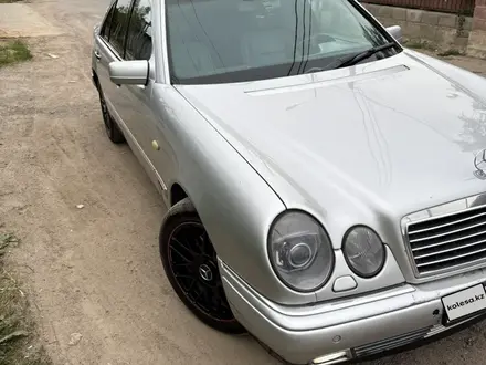 Mercedes-Benz E 320 1998 года за 2 099 000 тг. в Алматы
