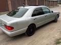 Mercedes-Benz E 320 1998 года за 2 099 000 тг. в Алматы – фото 3