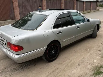 Mercedes-Benz E 320 1998 года за 2 099 000 тг. в Алматы – фото 3