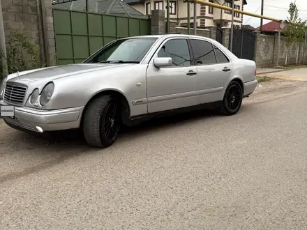 Mercedes-Benz E 320 1998 года за 2 099 000 тг. в Алматы – фото 5