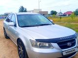 Hyundai Sonata 2005 года за 4 500 000 тг. в Уральск – фото 2