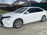 Toyota Camry 2016 года за 10 000 000 тг. в Уральск – фото 2