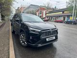 Toyota RAV4 2023 года за 19 000 000 тг. в Алматы