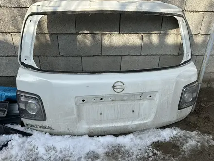 Крышка багажника Nissan Patrol Y62 за 90 000 тг. в Алматы