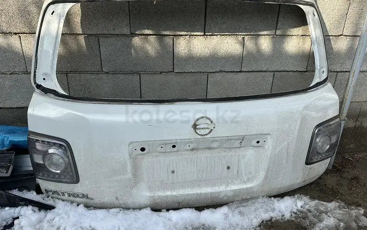 Крышка багажника Nissan Patrol Y62 за 5 000 тг. в Алматы