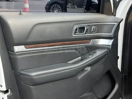 Ford Explorer 2017 года за 11 800 000 тг. в Алматы – фото 26