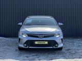 Toyota Camry 2015 года за 11 350 000 тг. в Актобе – фото 2