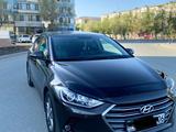 Hyundai Elantra 2018 годаfor8 100 000 тг. в Атырау – фото 2