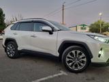 Toyota RAV4 2019 года за 16 250 000 тг. в Уральск – фото 3