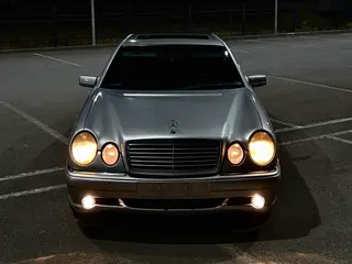 Mercedes-Benz E 320