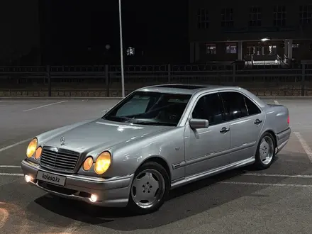 Mercedes-Benz E 320 1997 года за 3 650 000 тг. в Атырау – фото 2