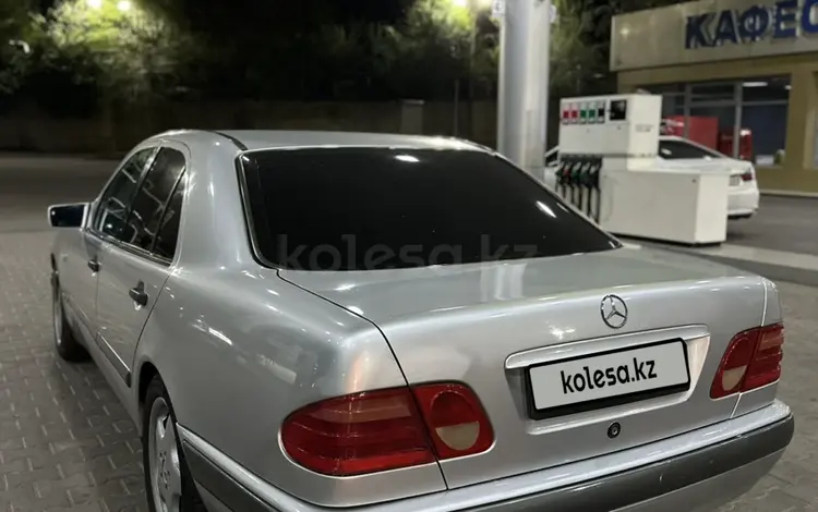 Mercedes-Benz E 200 1997 года за 2 800 000 тг. в Алматы