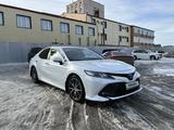 Toyota Camry 2021 года за 15 200 000 тг. в Уральск – фото 2